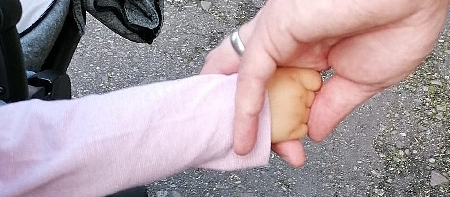 Der neue Stefan hält Händchen mit seiner kleinen Tochter.