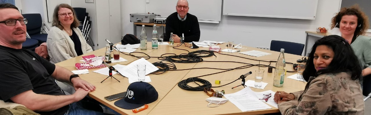 Stefan Kübler, Yvonne Köth, Dirk Rhode, Uschi Traub und Carolin Friedrich bei der Aufnahme des Podcasts "Große Themen, starke Geschichten".