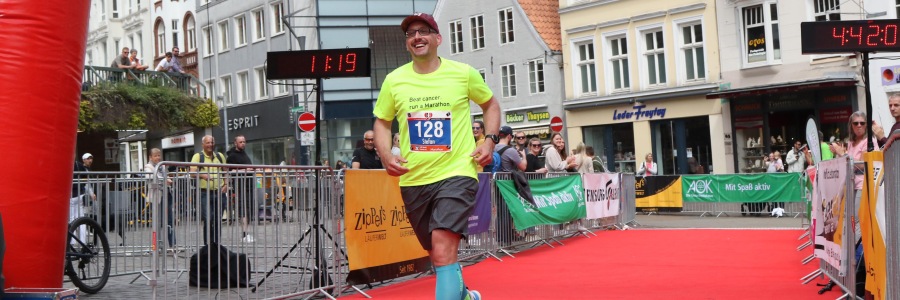 Stefan Kübler beim Zieleinlauf des Flensburg Marathons 2022.